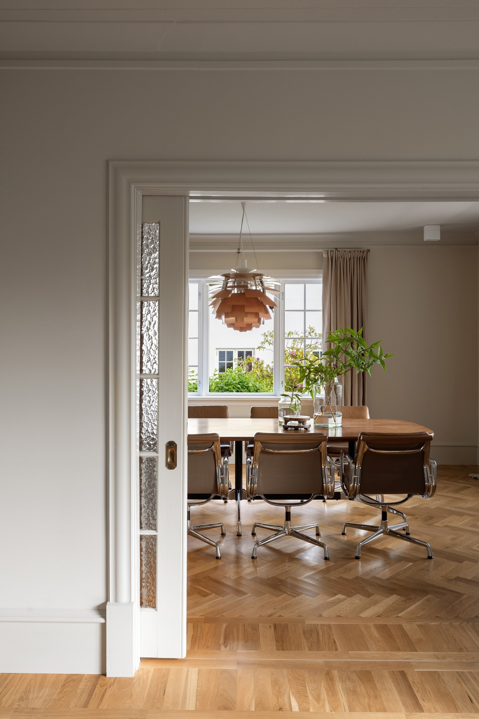 Begge stuene er lyse og luftige, og har moderne belysning, god møbleringsfrihet og store vinduer. Galleribilde