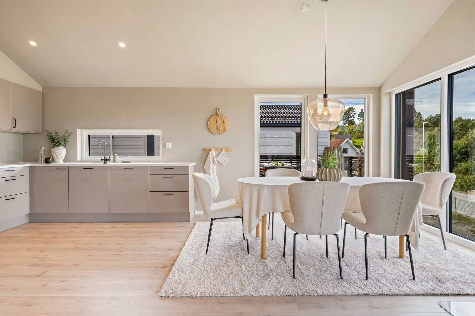 Spiseplassen ligger praktisk plassert ved siden av kjøkkenet. Perfekt for både hverdagsbruk og sosiale sammenkomster. Galleribilde