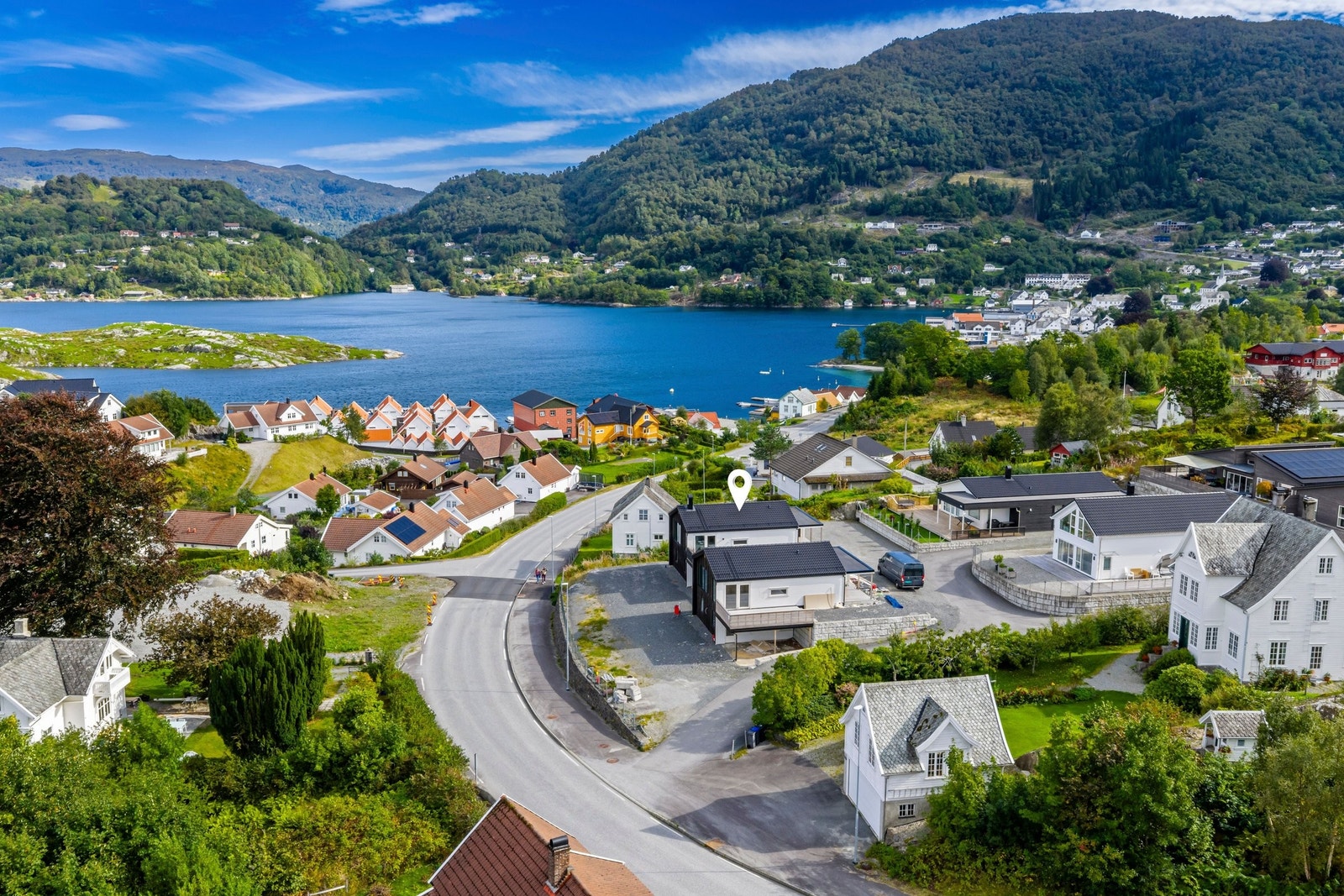 Eiendommen ligger sentralt ca. 7 minutters gange fra Skånevik sentrum. Galleribilde
