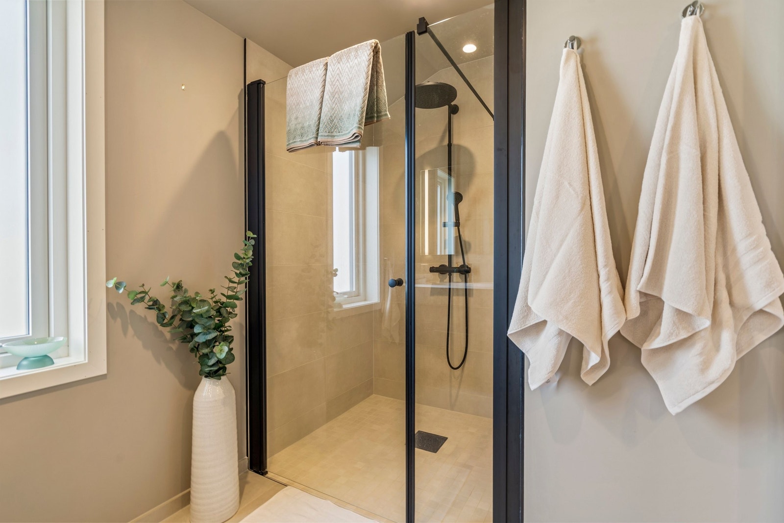 Badet har stor og romslig dusj. Galleribilde