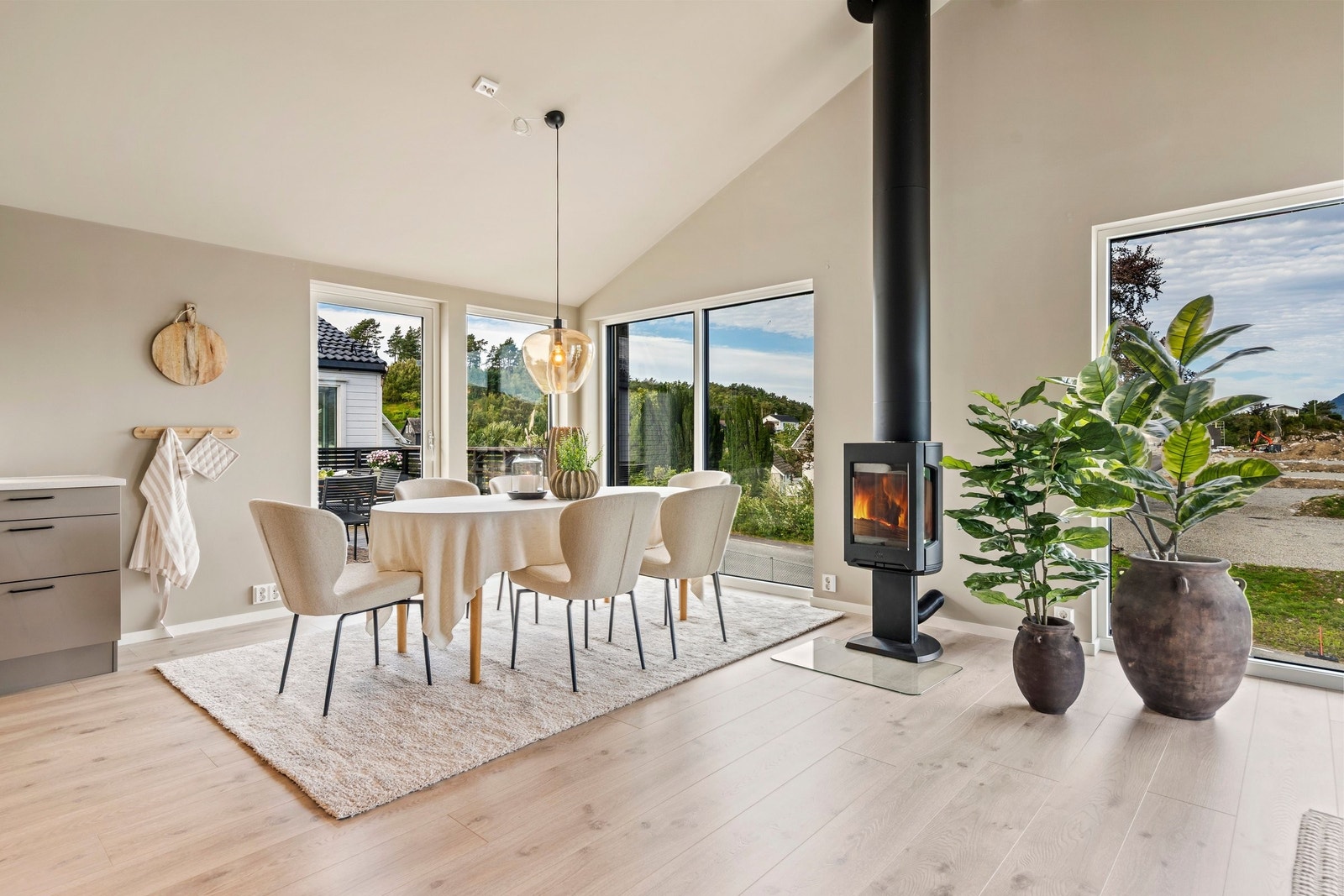 De store vinduene slipper inn masse naturlig lys. Galleribilde