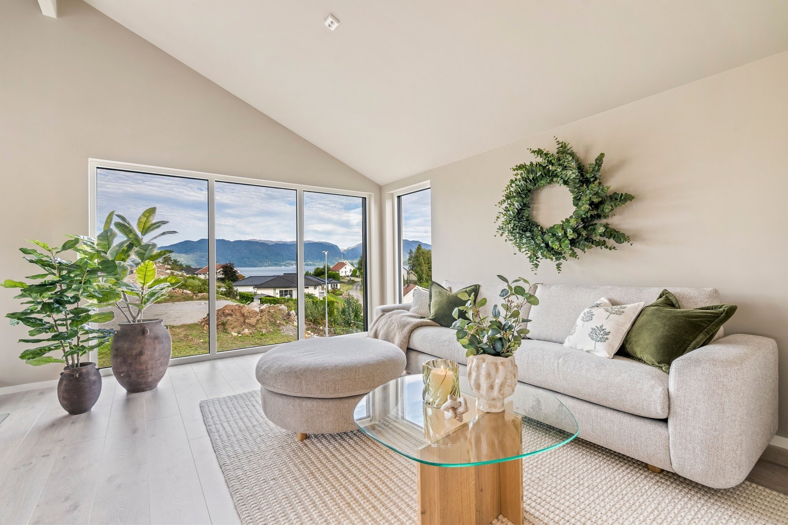 Her kan en nyte sjøutsikt rett fra sofaen. Galleribilde