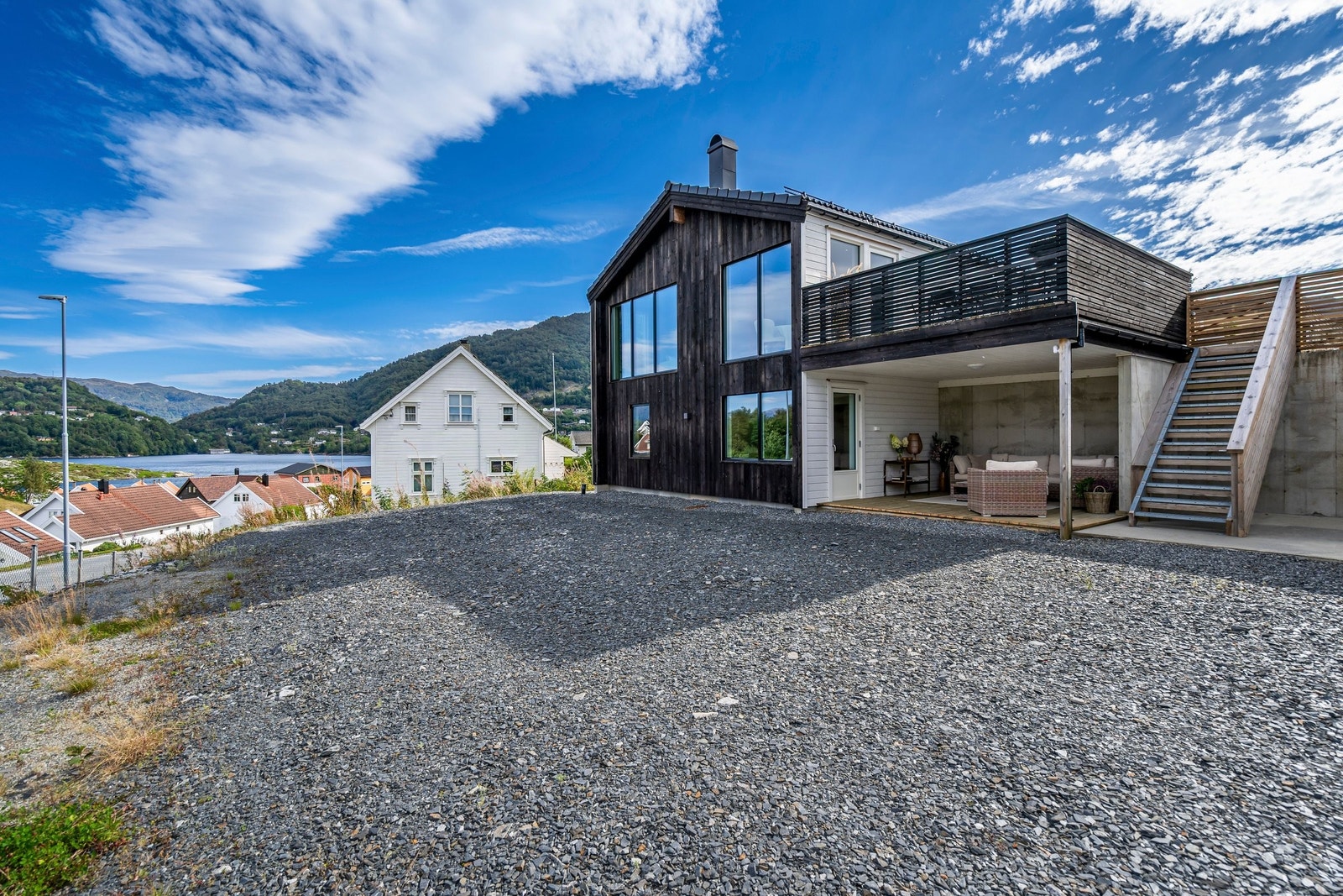 Rikelig med plass til å opparbeide hage. Eiendommen har bruksrett på utvendig trapp opp til parkeringsplassen. Galleribilde