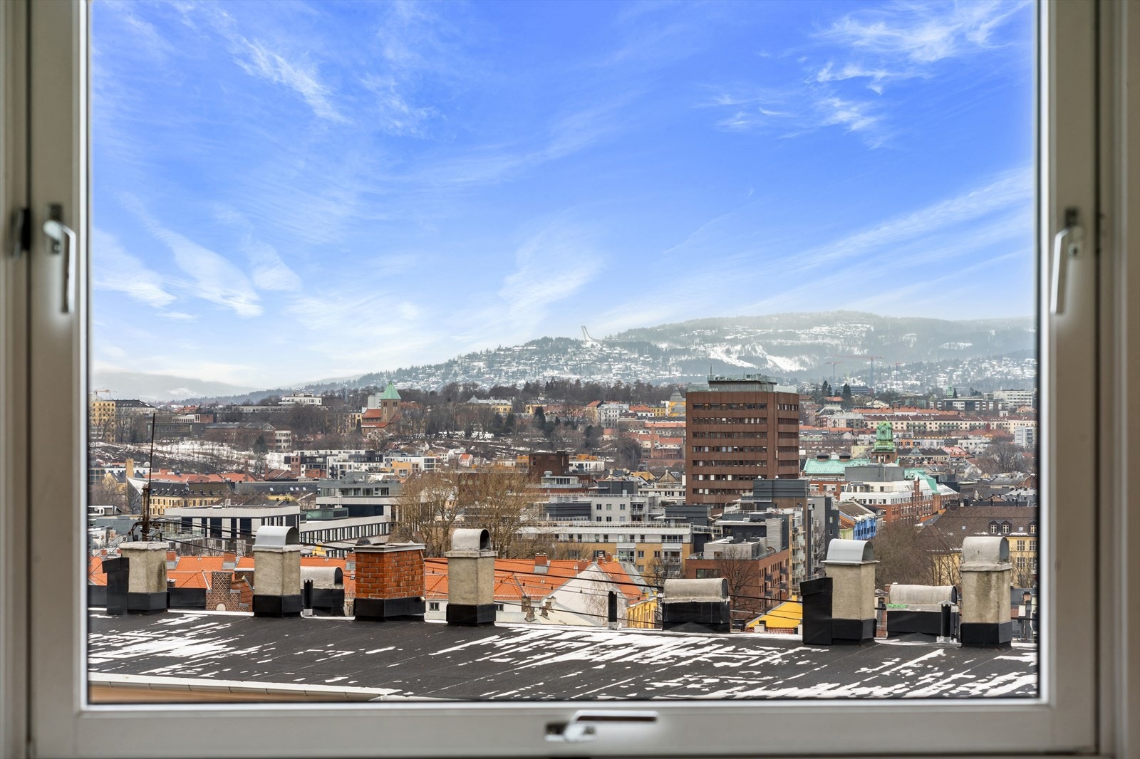 Flott utsikt fra stue og balkong Galleribilde