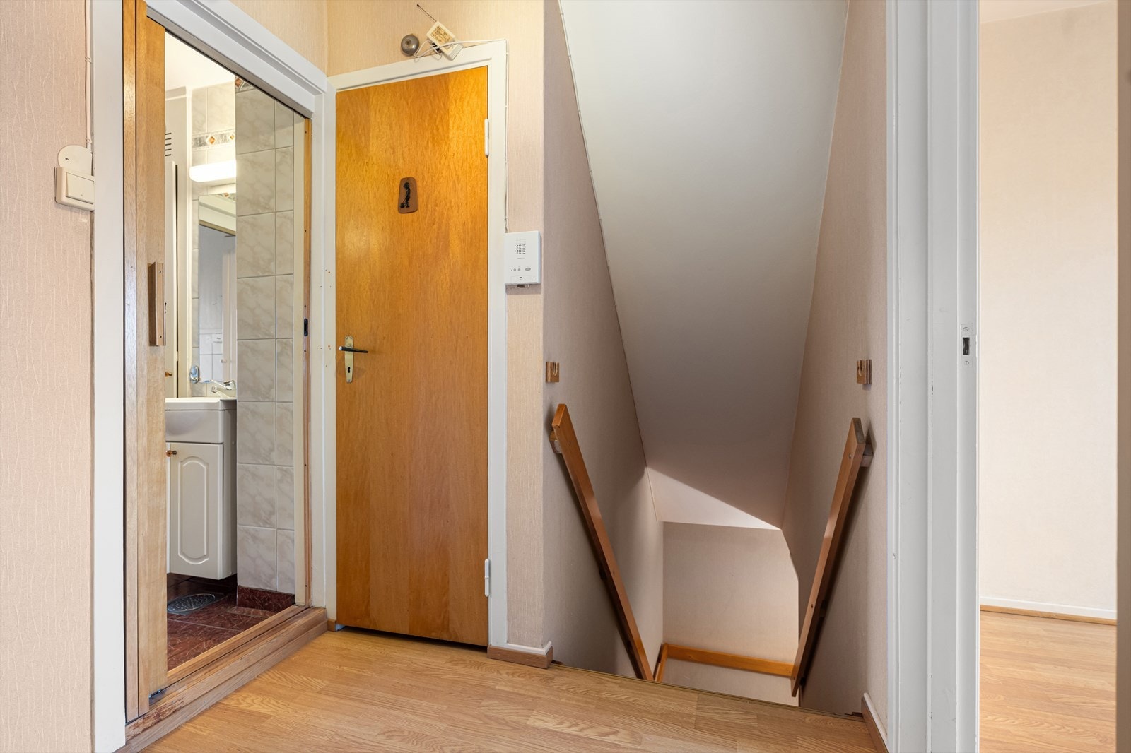 Gang med trapp ned til entre Galleribilde