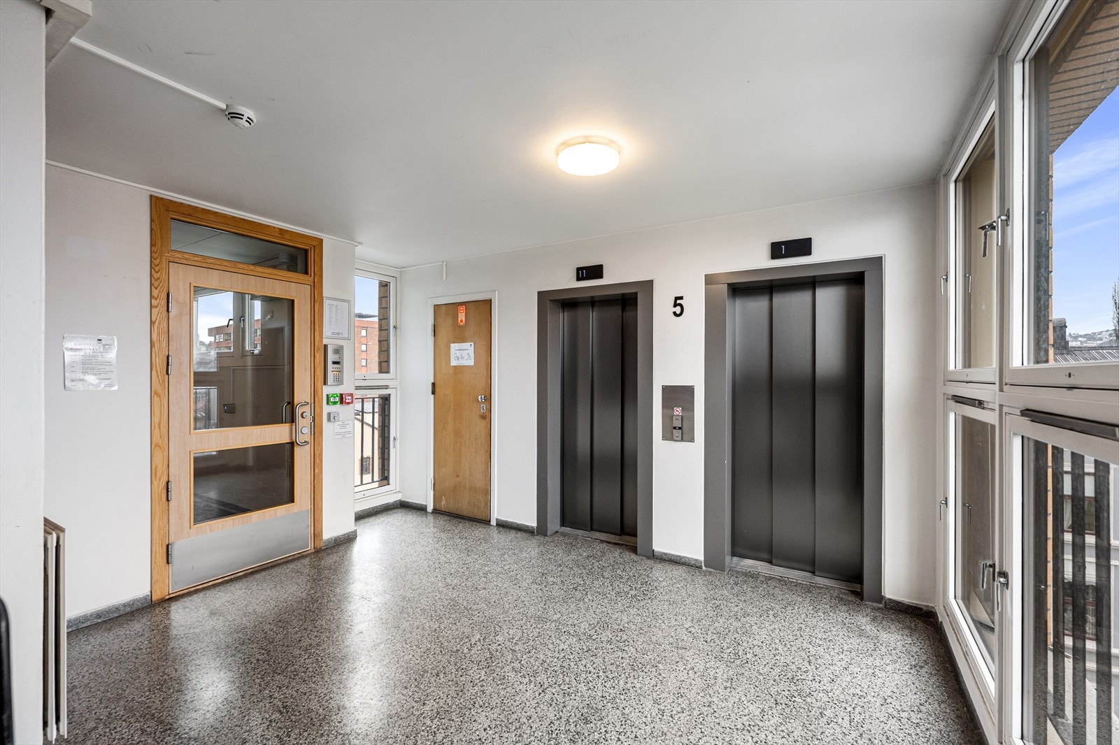 Inngangsparti med heis Galleribilde