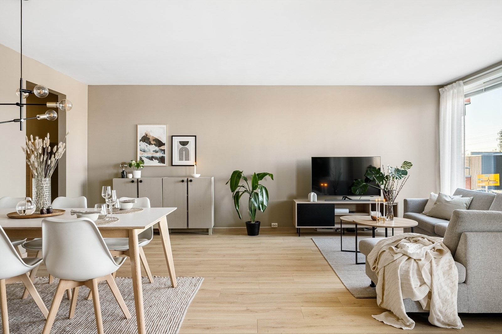 Leiligheten er på 82 m² og inneholder: Entré/gang, stue/kjøkken i åpen løsning, to soverom, bad, toalettrom og balkong. Galleribilde