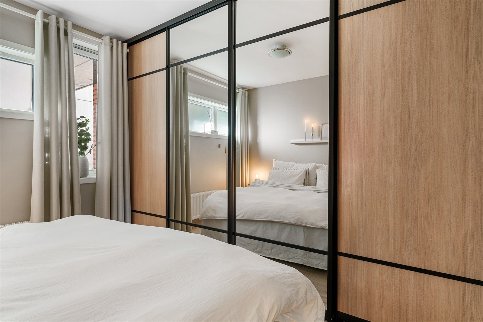 Hovedsoverommet er utstyrt med en romslig skyvedørsgarderobe for oppbevaring. Galleribilde