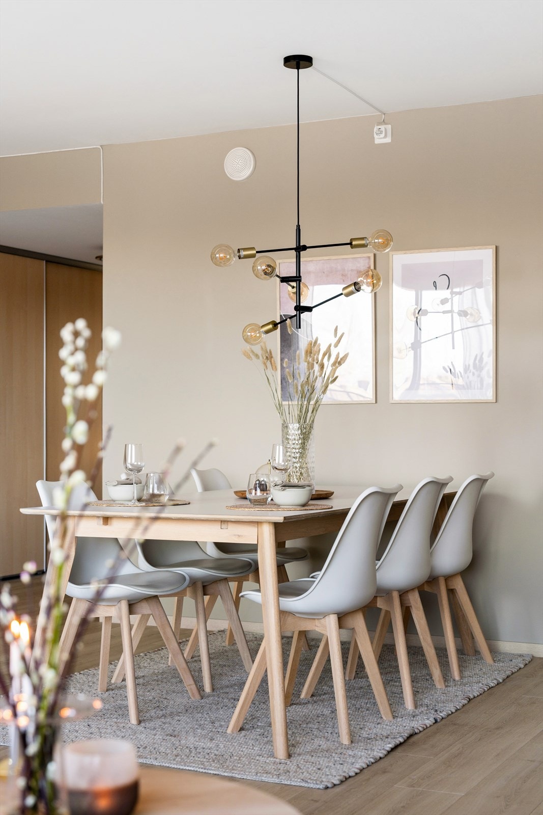 Massevis av plass til stort spisebord. Her kan man invitere over venner og familie til hyggelige stunder. Stuen er på nærmere 40 m². Galleribilde