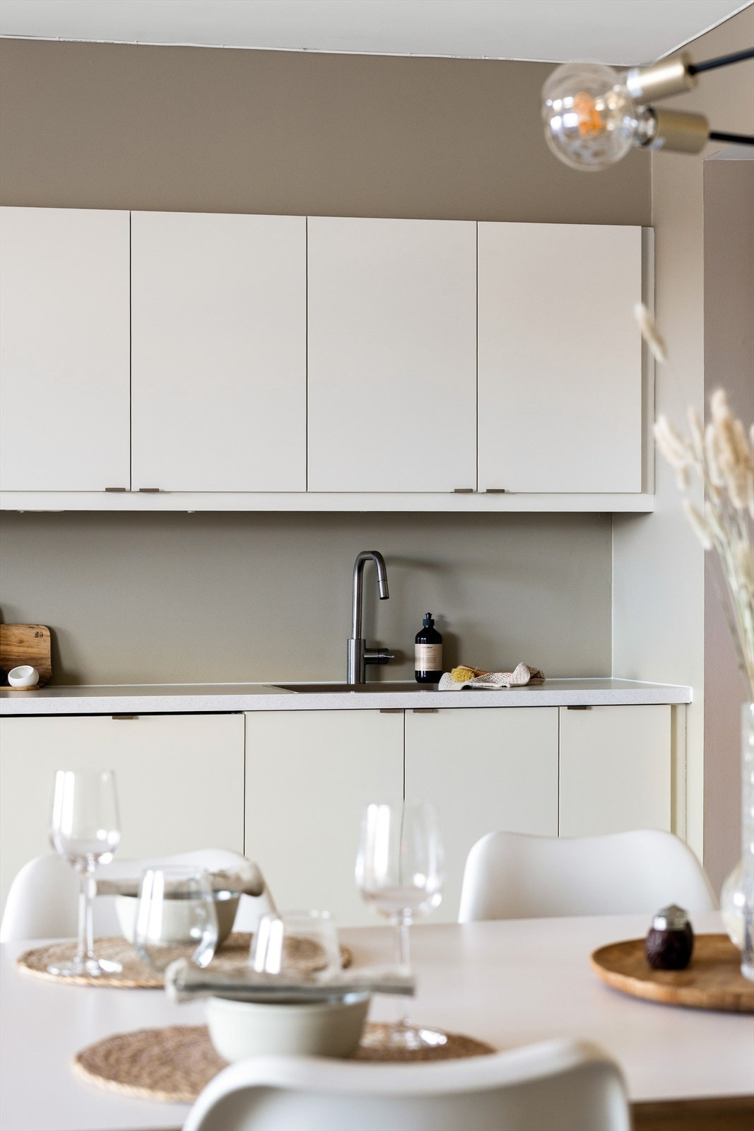 De integrerte hvitevarene medfølger handelen. Galleribilde