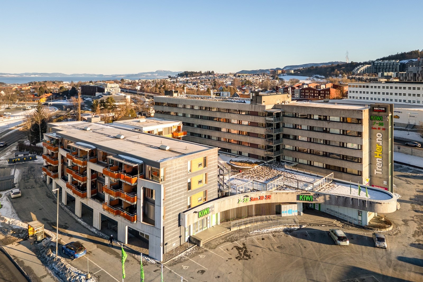 Praktiske fasiliteter som fast parkeringsplass i oppvarmet kjeller og heisadkomst opp til leiligheten. Galleribilde