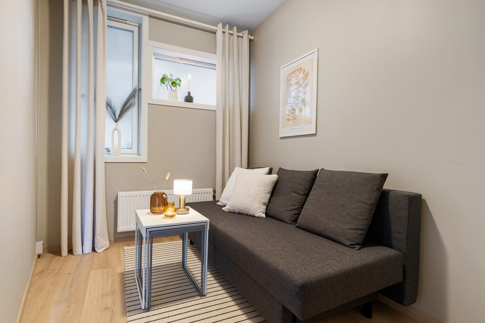 Soverom nummer to er på 6.5 m². Perfekt som barnerom, gjesterom eller kontor. Galleribilde