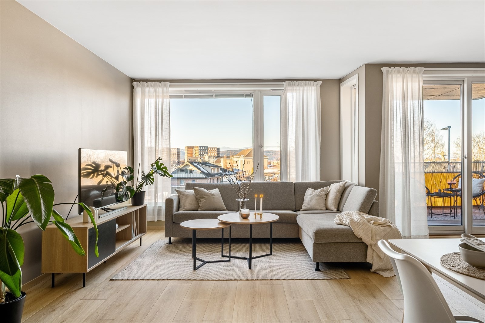 Her bor man sentralt og tilgjengelig med alle servicefunksjoner innen gangavstand. I byggets første etasje finner du Kiwi, som også har søndagsåpent. Galleribilde