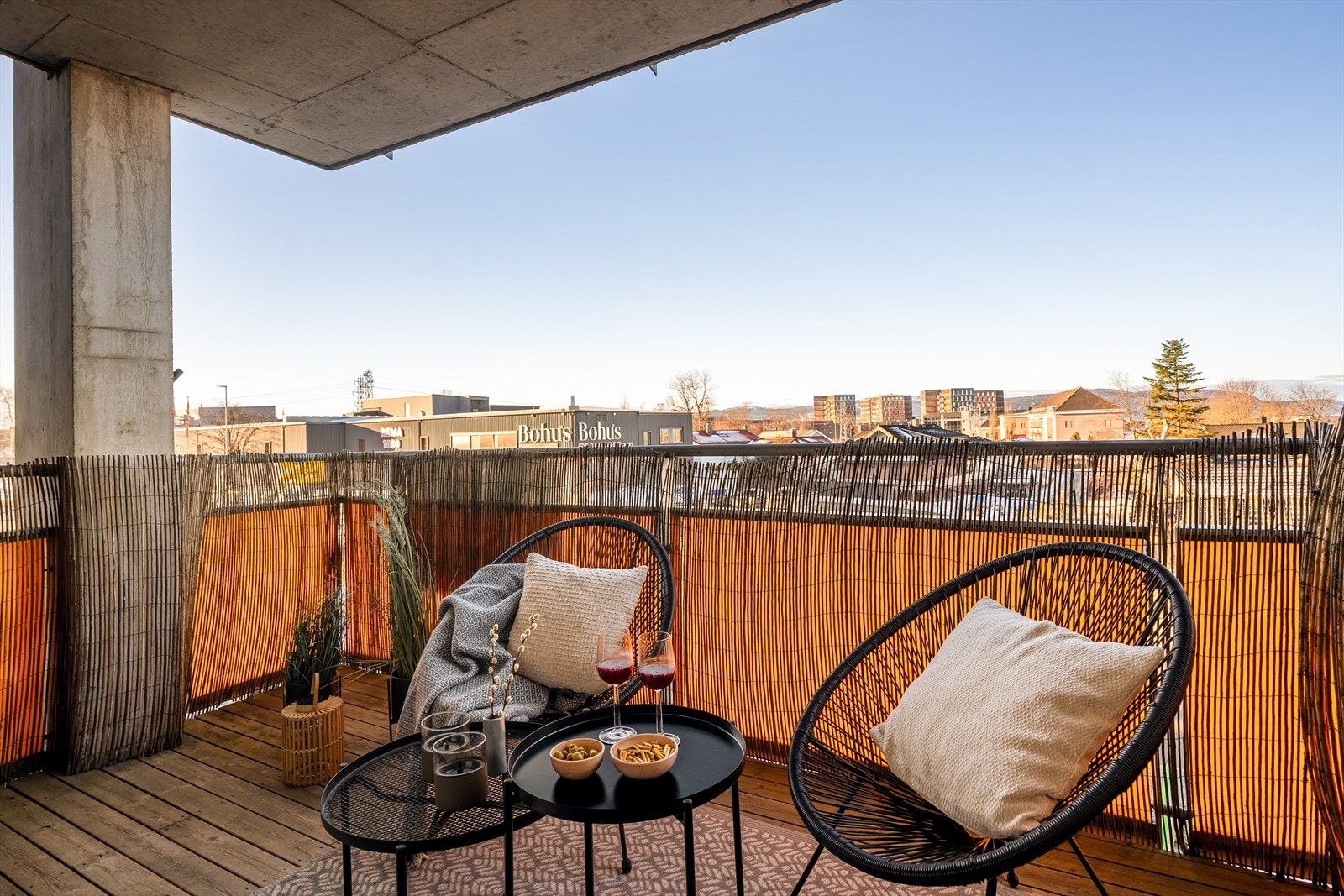 Balkongen har med sine 10 m² godt med plass til utemøbler. Galleribilde