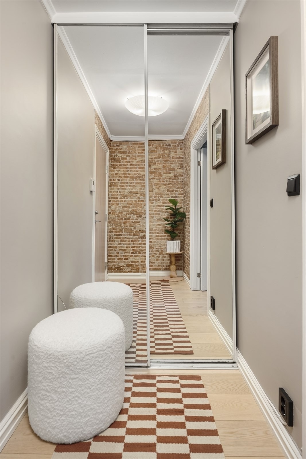 Hyggelig entré med skyvedørsgarderobe. Adkomst til stue via dør Galleribilde