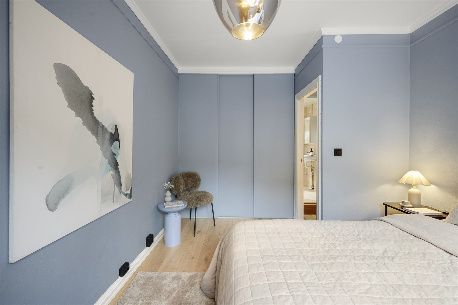 God plass til dobbeltseng med nattbord på hver side. Galleribilde