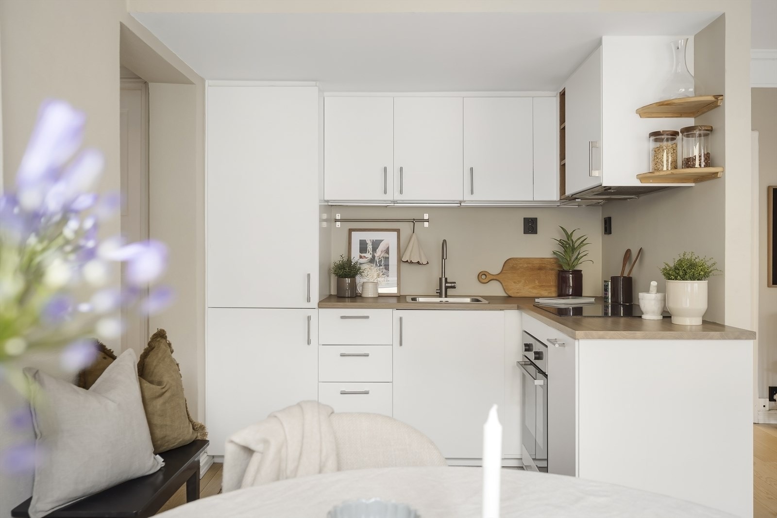 Godt med lagringsplass skuffer og skap. Galleribilde