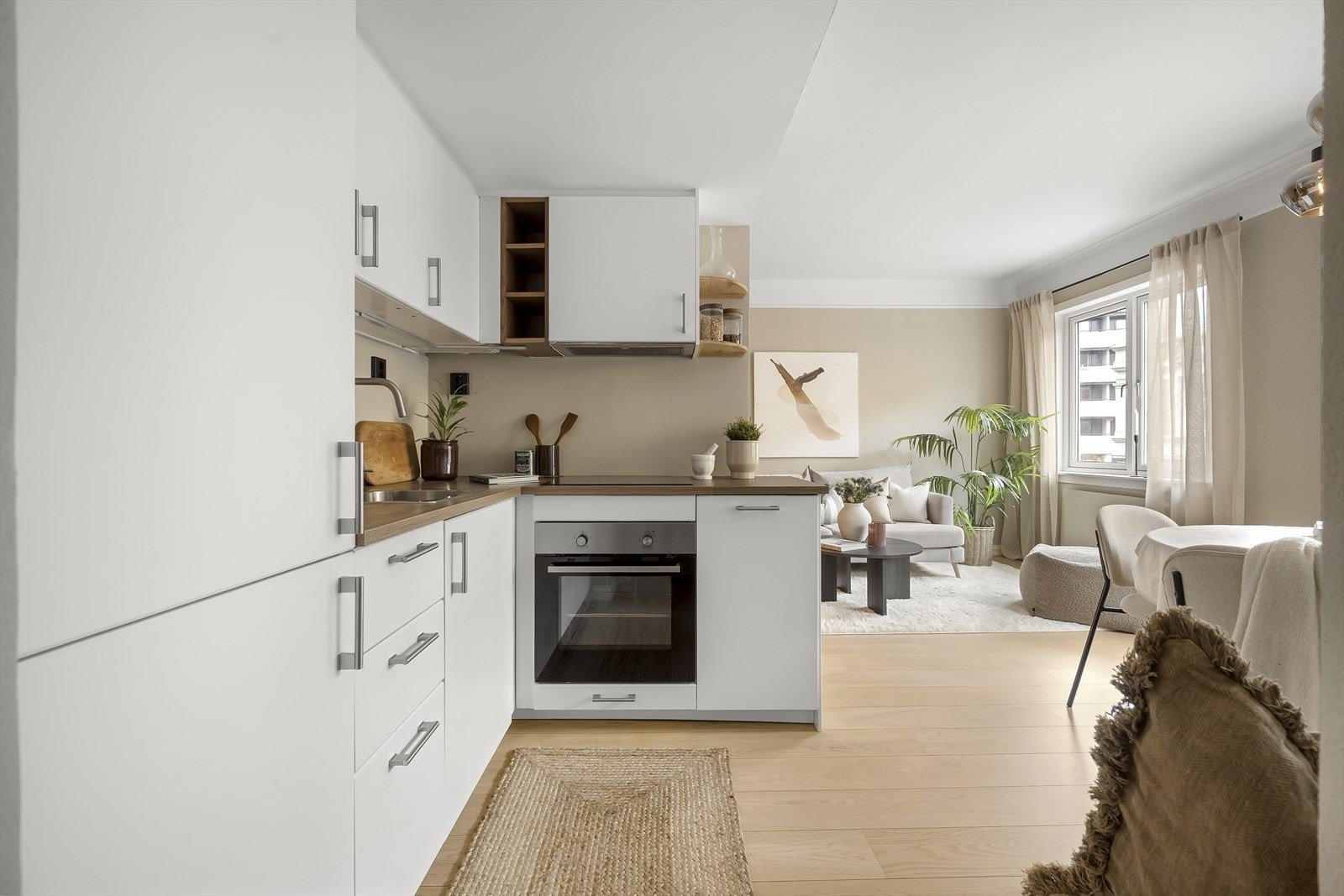 Dette er en lys og flott leilighet med god planløsning, innbydende rom og en gjennomgående behagelig atmosfære. Galleribilde