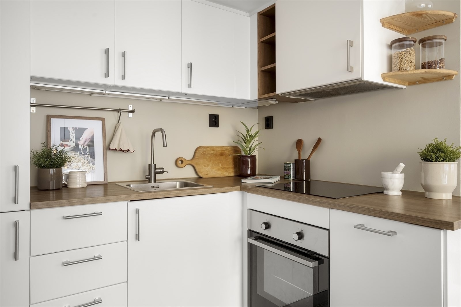 Pent og funksjonelt kjøkken fra 2019 med integrerte hvitevarer og laminert benkeplate. Galleribilde