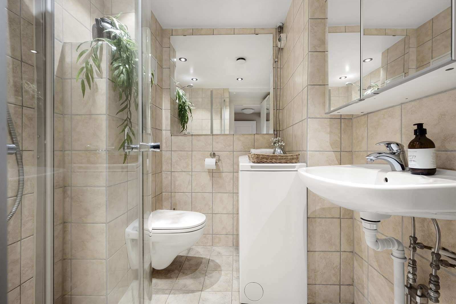 Flislagt bad med gulvvarme og opplegg til vaskemaskin (plass til en smal variant). Galleribilde