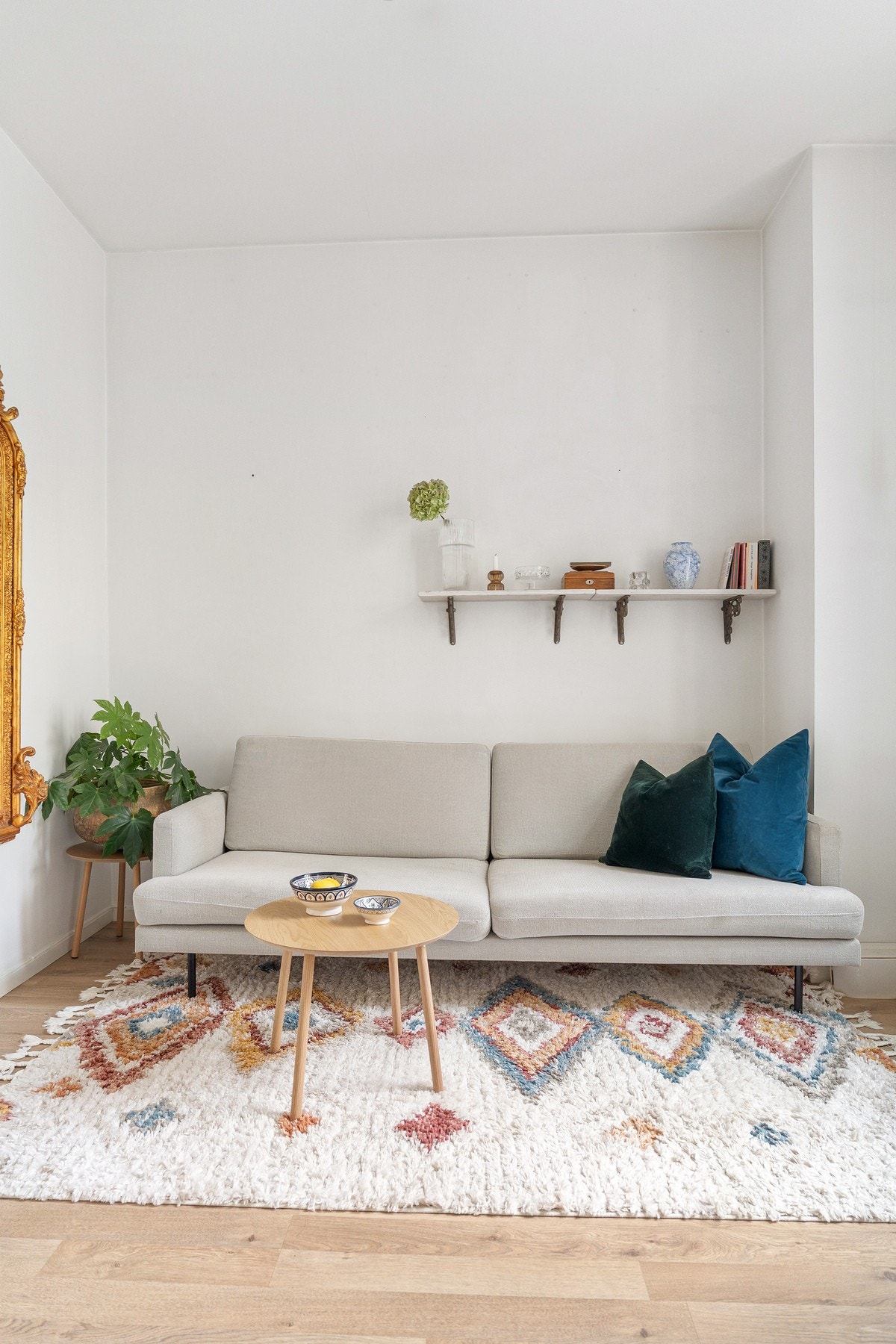 Løsningen gir naturlig plass til både sofagruppe og spiseplass, og rommets utforming gjør det enkelt å møblere etter ulike behov. Galleribilde