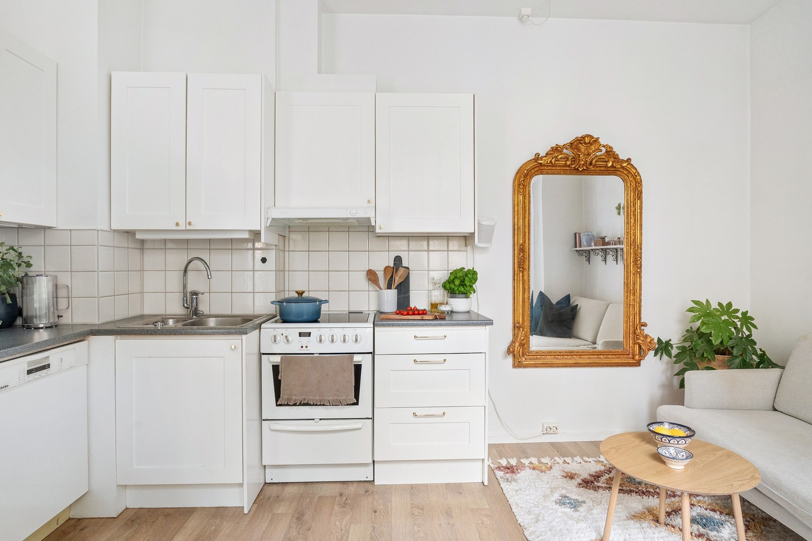 Den åpne løsningen mot stuen gir en praktisk og sosial kjøkkenløsning i hverdagen. Galleribilde