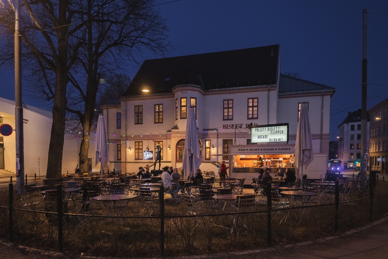 Bislett bad, med en populær og stemningsfull uteservering på sommeren. Galleribilde