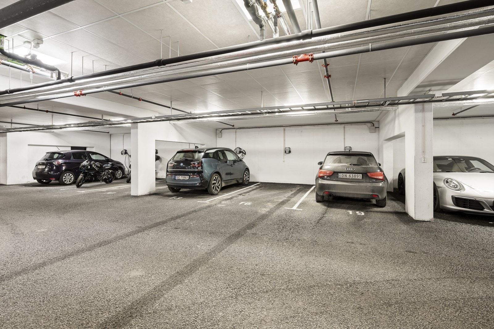 Egen garasjeplass med elbillader. Galleribilde