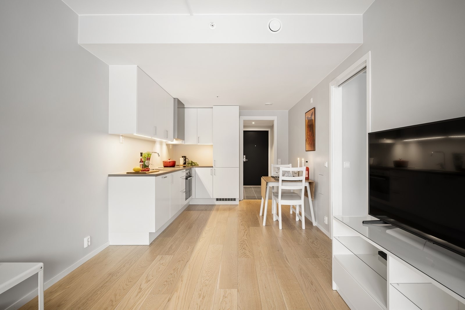 Kjøkkeninnredning fra HTH med slette fronter fra byggeåret. Galleribilde