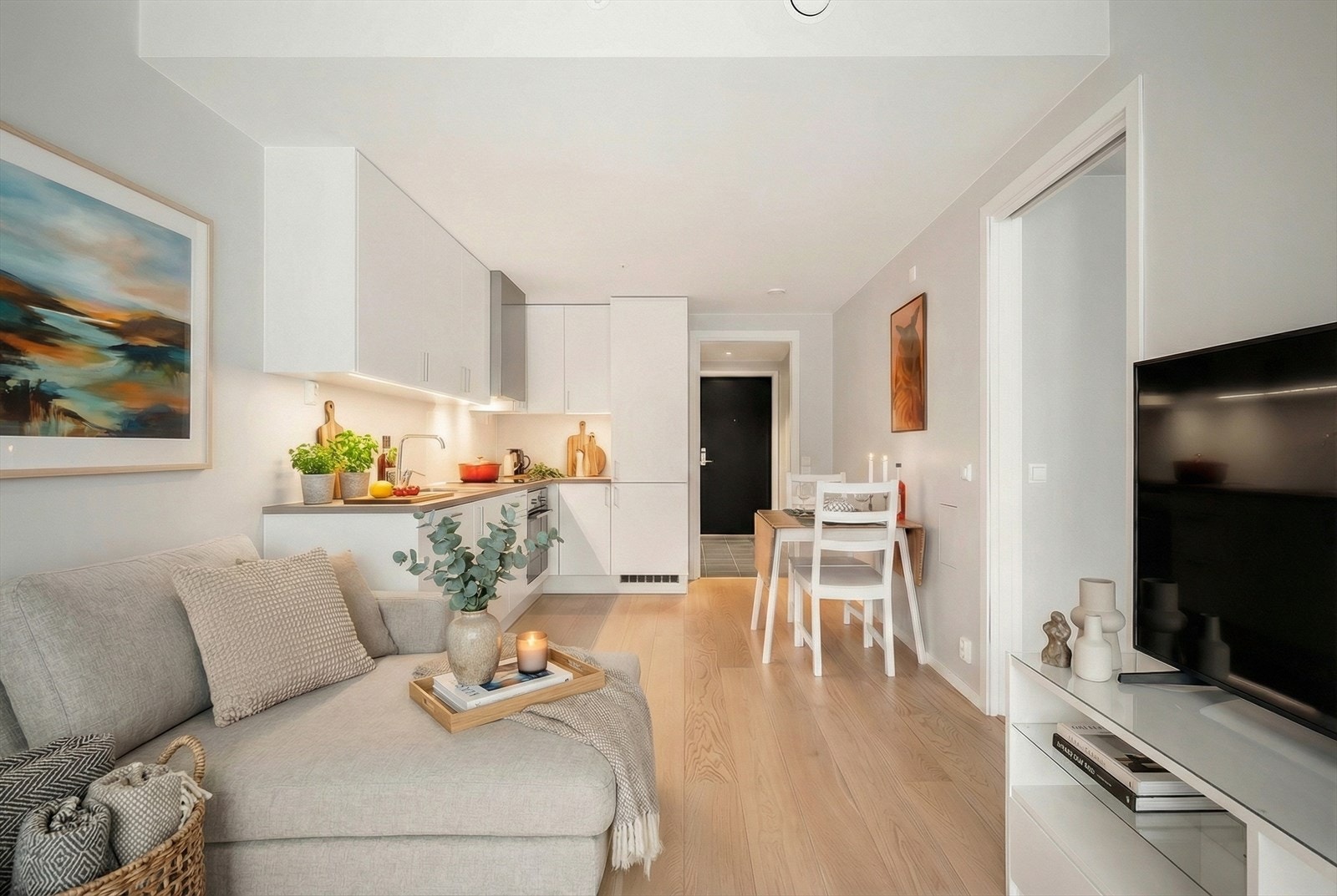 Stue og kjøkken er samlet i en åpen og sosial løsning. Galleribilde