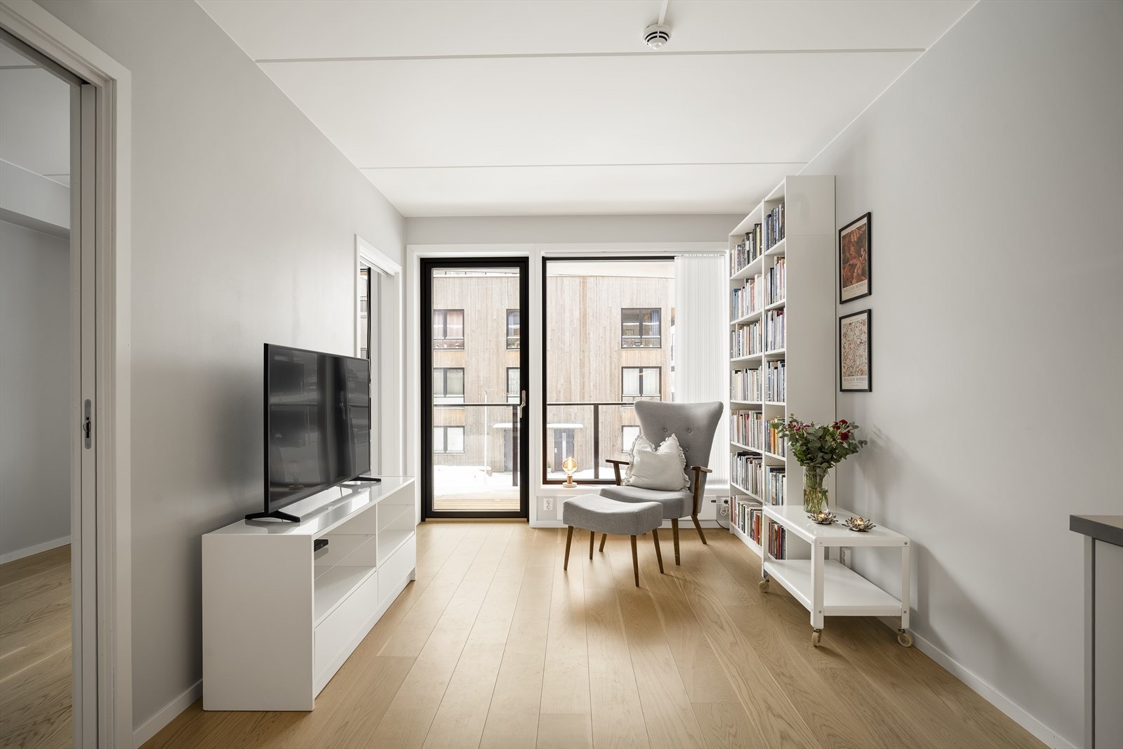 I stuen er det plass til både sofa og tv-benk. Galleribilde