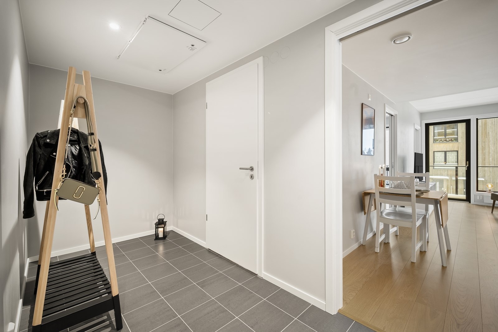 Romslig og lys entrè. Galleribilde