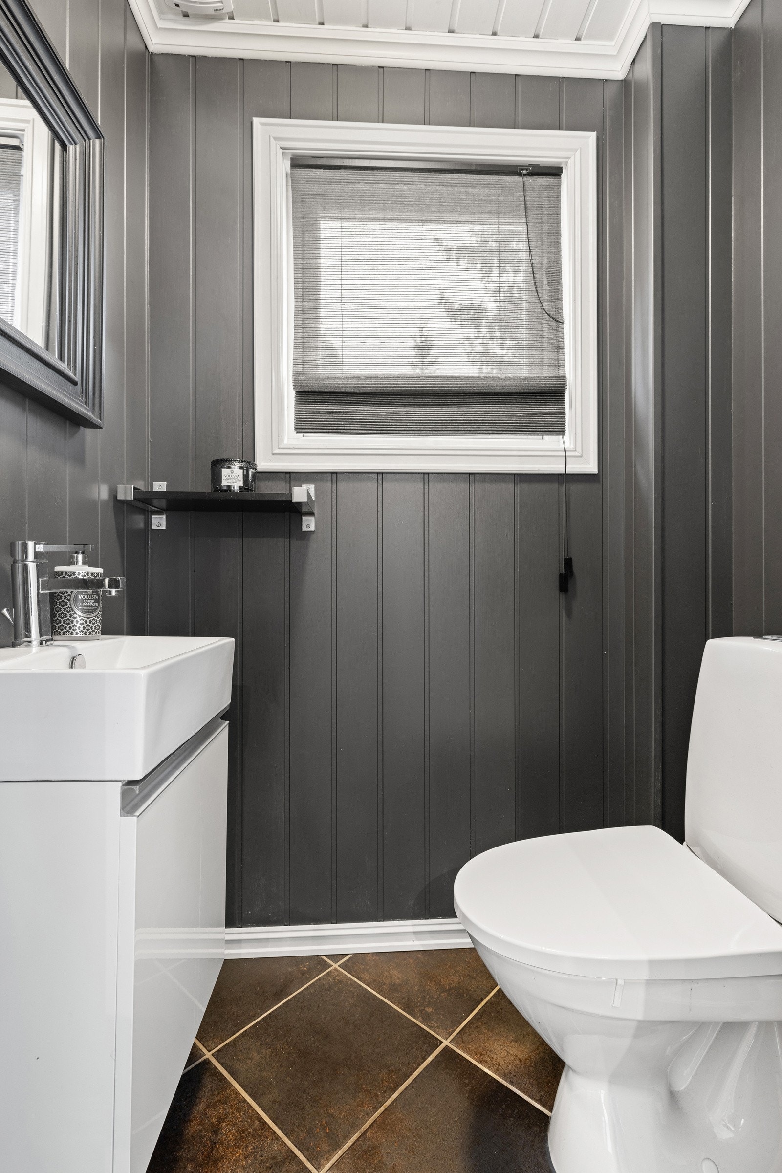 Separat toalettrom med servant Galleribilde