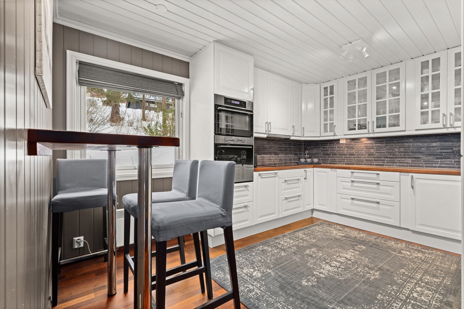 Kjøkken med spiseplass, barløsning og gode lysforhold fra store vindusflater. Galleribilde