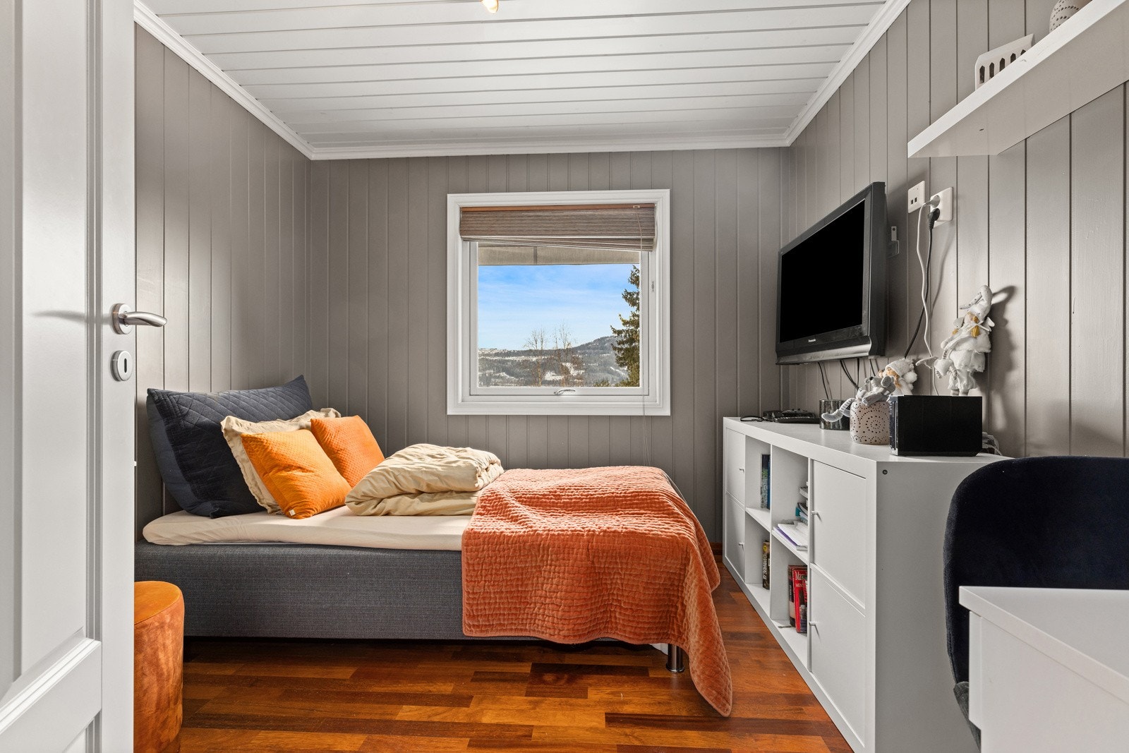 Soverom med vindu og gode møbleringsmulighet. Galleribilde