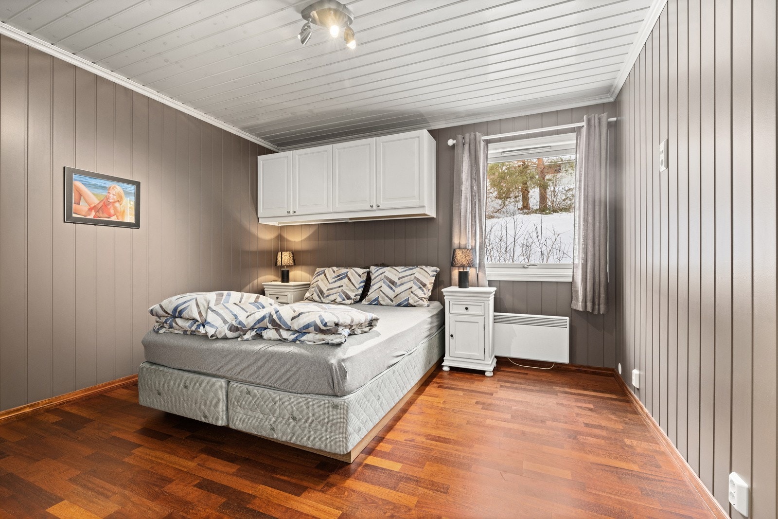 Lyst og fint soverommed vindu som slipper inn naturlig lys. Garderobeløsning Galleribilde