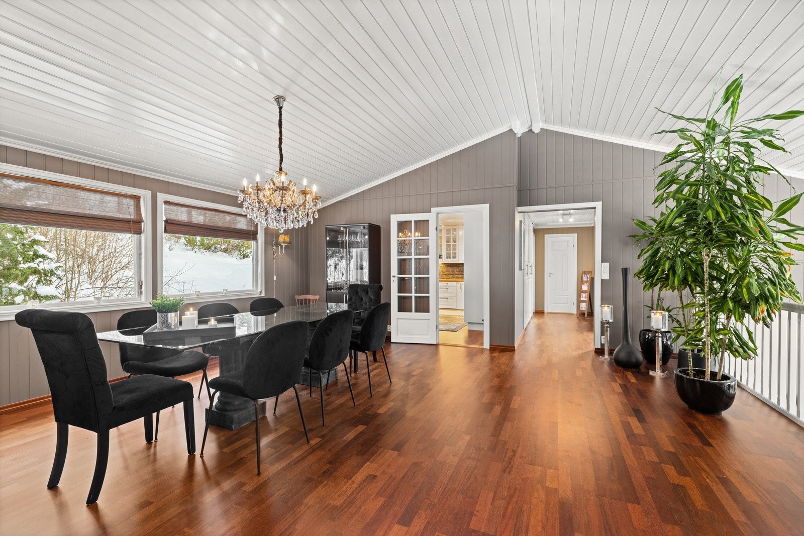 Hyggelig spisestue med mye plass. Galleribilde