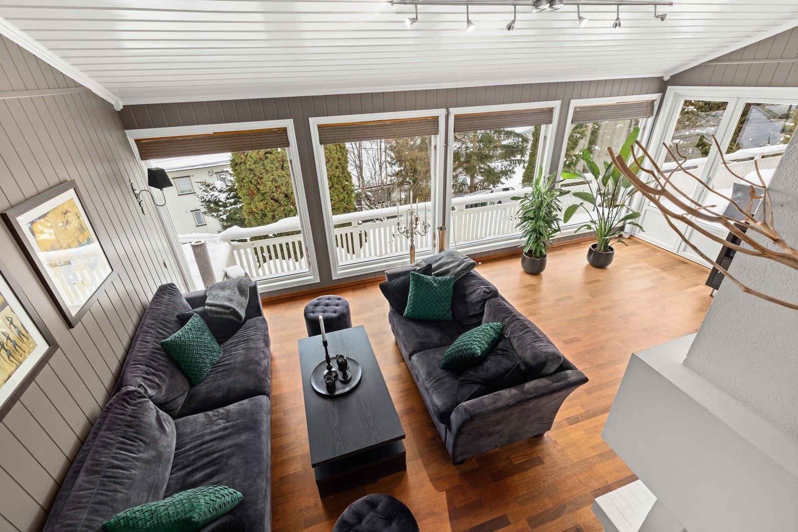 Stue med store vindusflater, gode lysforhold og åpen romfølelse. Galleribilde