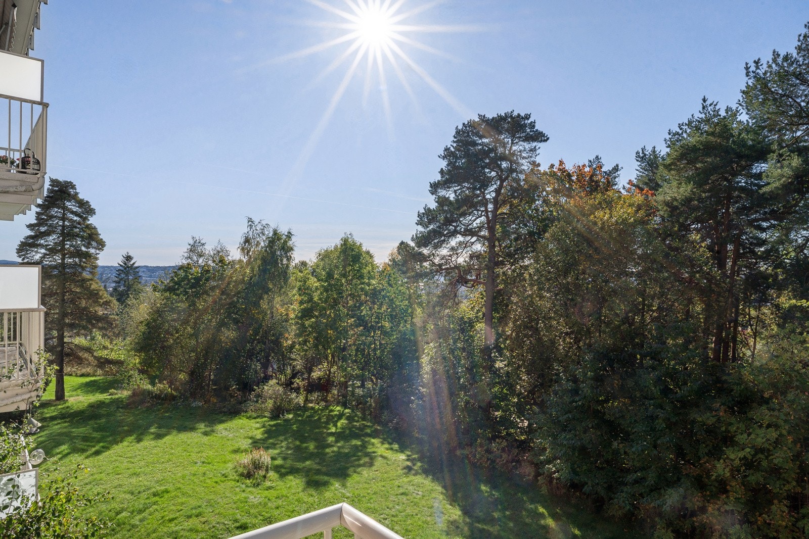 Vestvendt balkong med svært gode solforhold fra tidlig formiddag til kveld på sommerstid Galleribilde