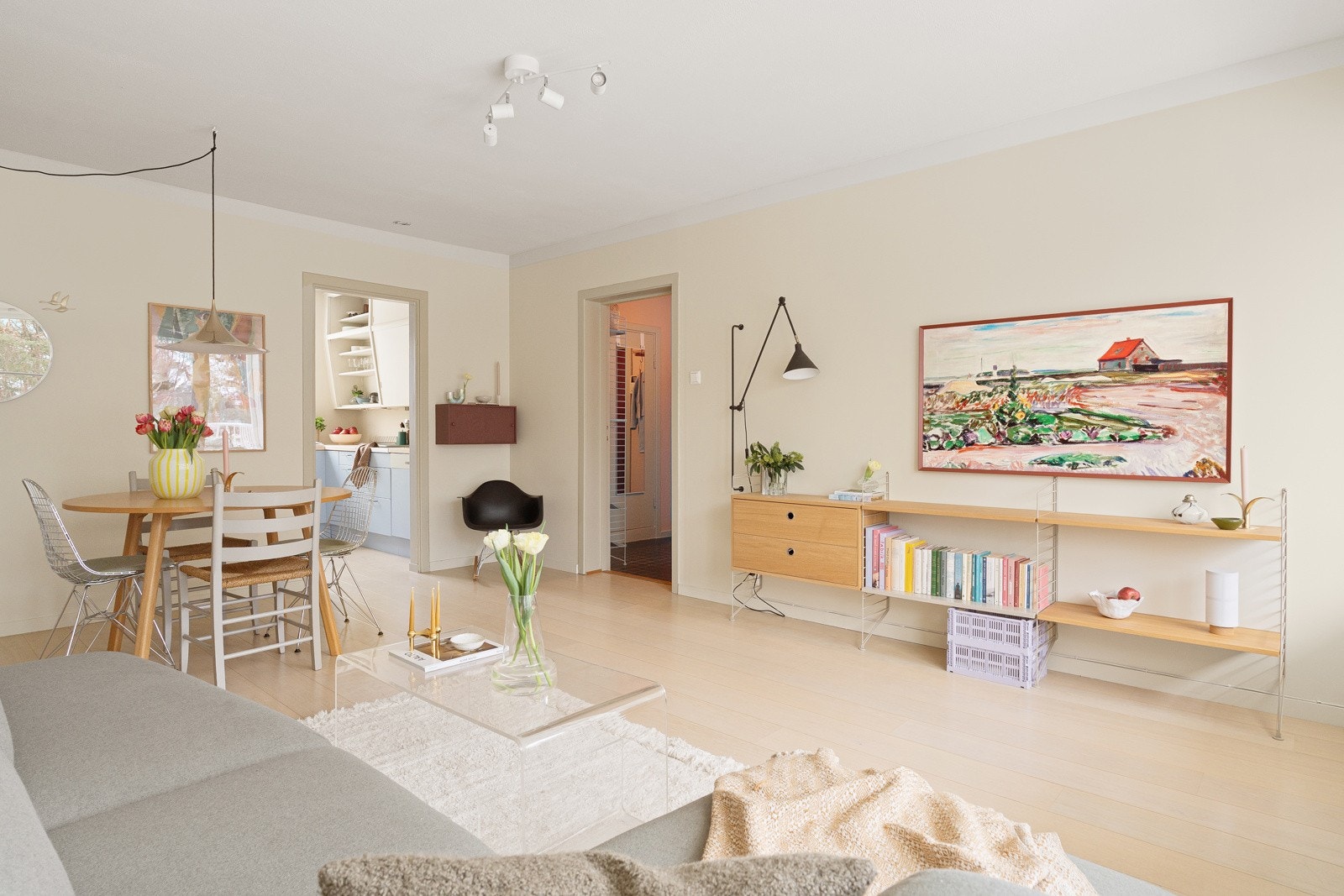 Her er det god plass til både sofagruppe og spisebord, med naturlige og tydelige soner som gir en luftig og funksjonell romfølelse Galleribilde