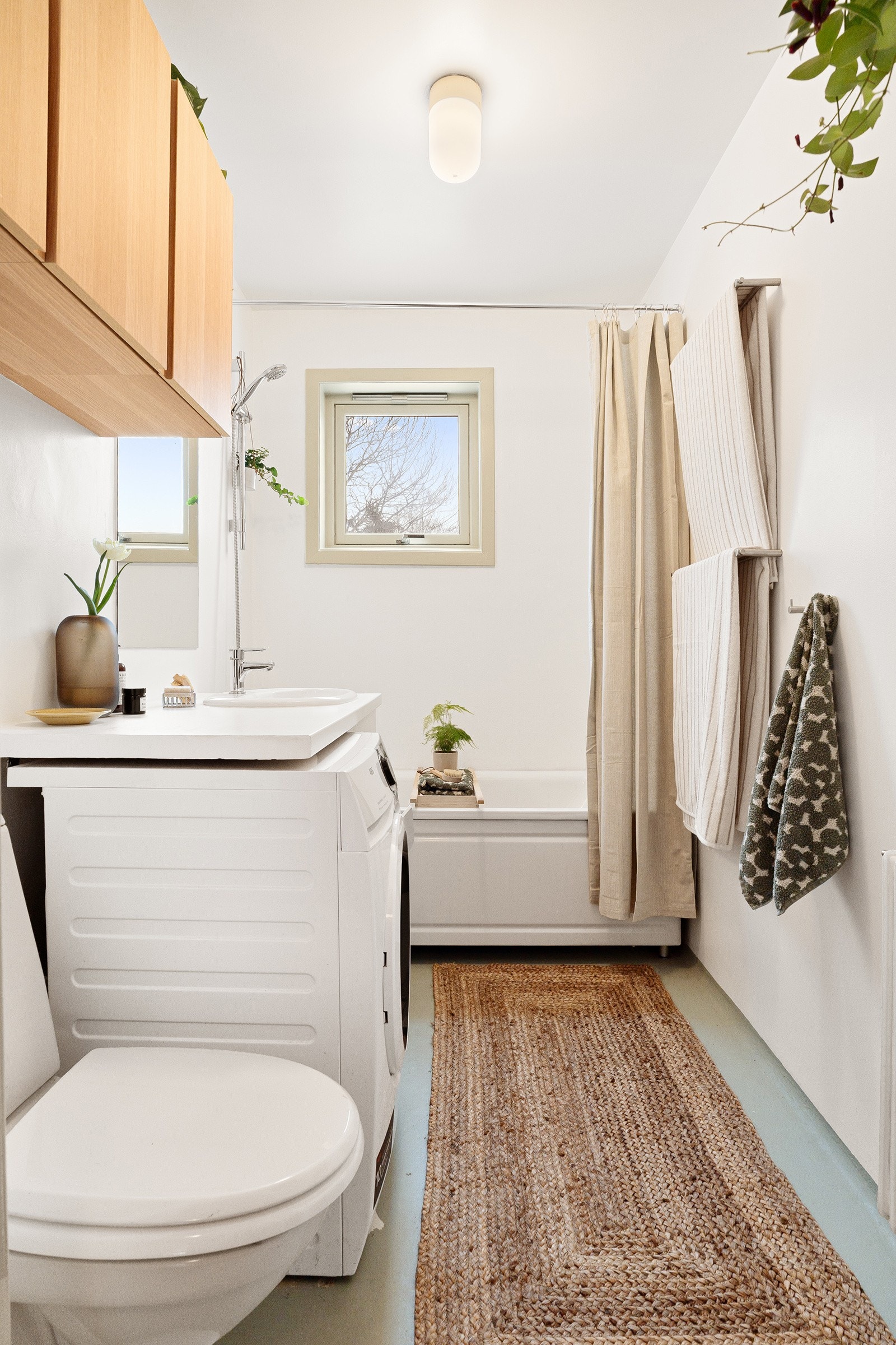 Baderommet er utstyrt med badekar Galleribilde