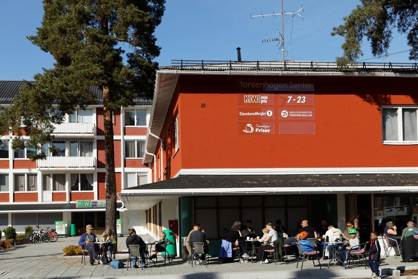 Tonsenhagen Senter med bussholdeplass, kafe, matbutikk, apotek, m.m. Galleribilde