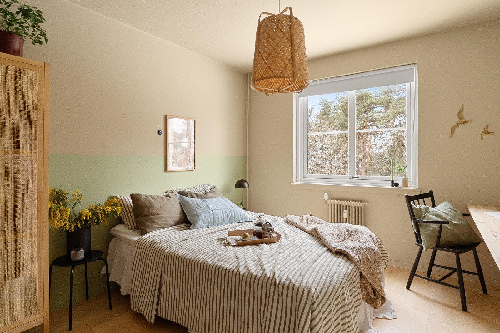 Leiligheten byr på et romslig soverom med god plass til dobbeltseng og tilhørende møblement Galleribilde