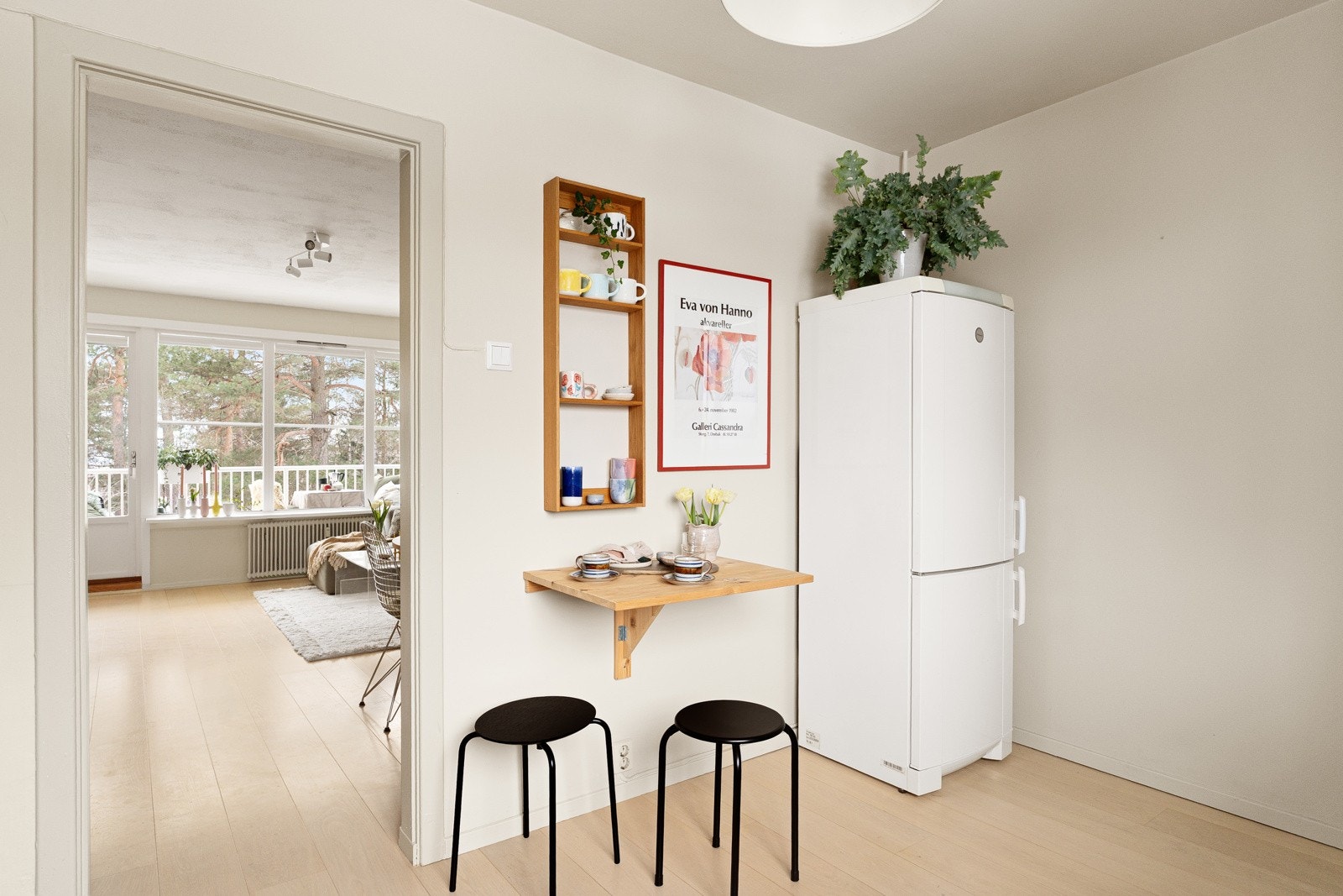 Kjøkkenet har plass til et lite frokostbord - perfekt for morgenkaffen Galleribilde