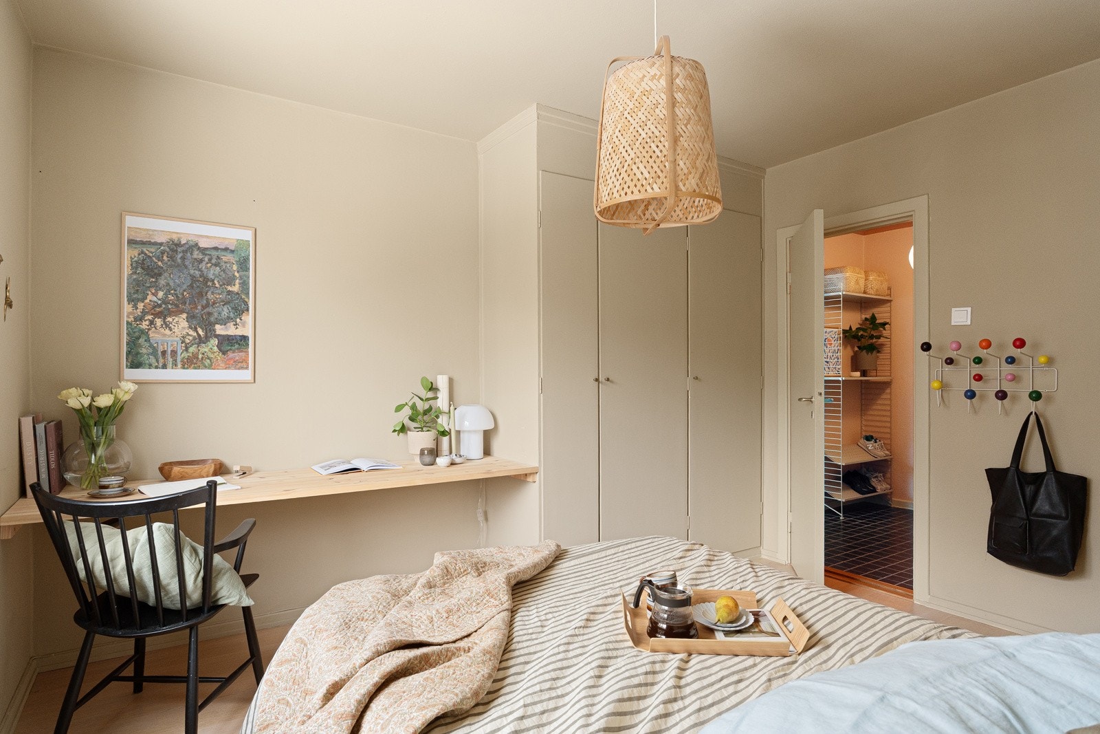 Soverommet byr på gode oppbevaringsløsninger og er innredet med plassbygget garderobeskap som gir rikelig med oppbevaringsplass Galleribilde