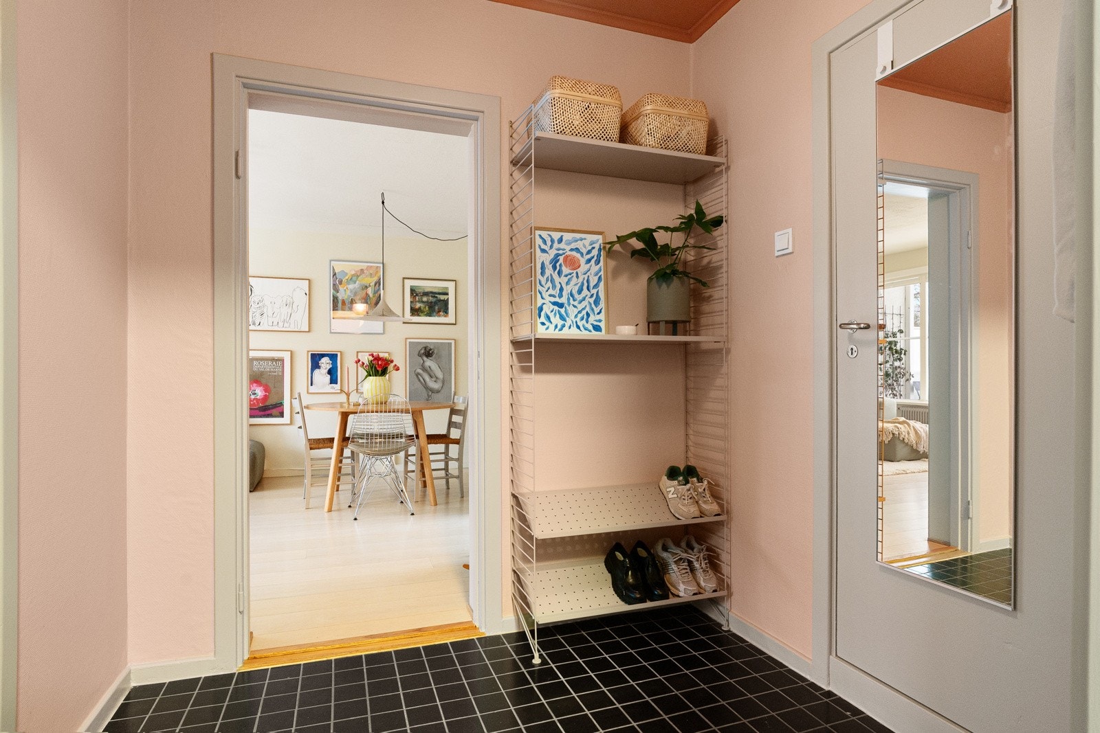 En flislagt entré med lyse fargevalg gir et godt førsteinntrykk og setter tonen for resten av boligen Galleribilde