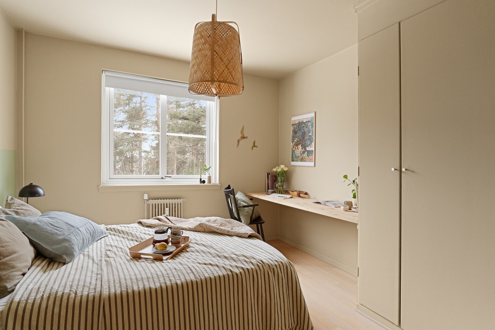 Store vindusflater kombinert med lyse fargevalg gir rommet en lun og varm atmosfære Galleribilde