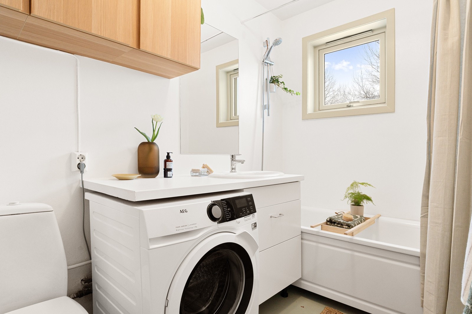 Baderom med opplegg for vaskemaskin Galleribilde