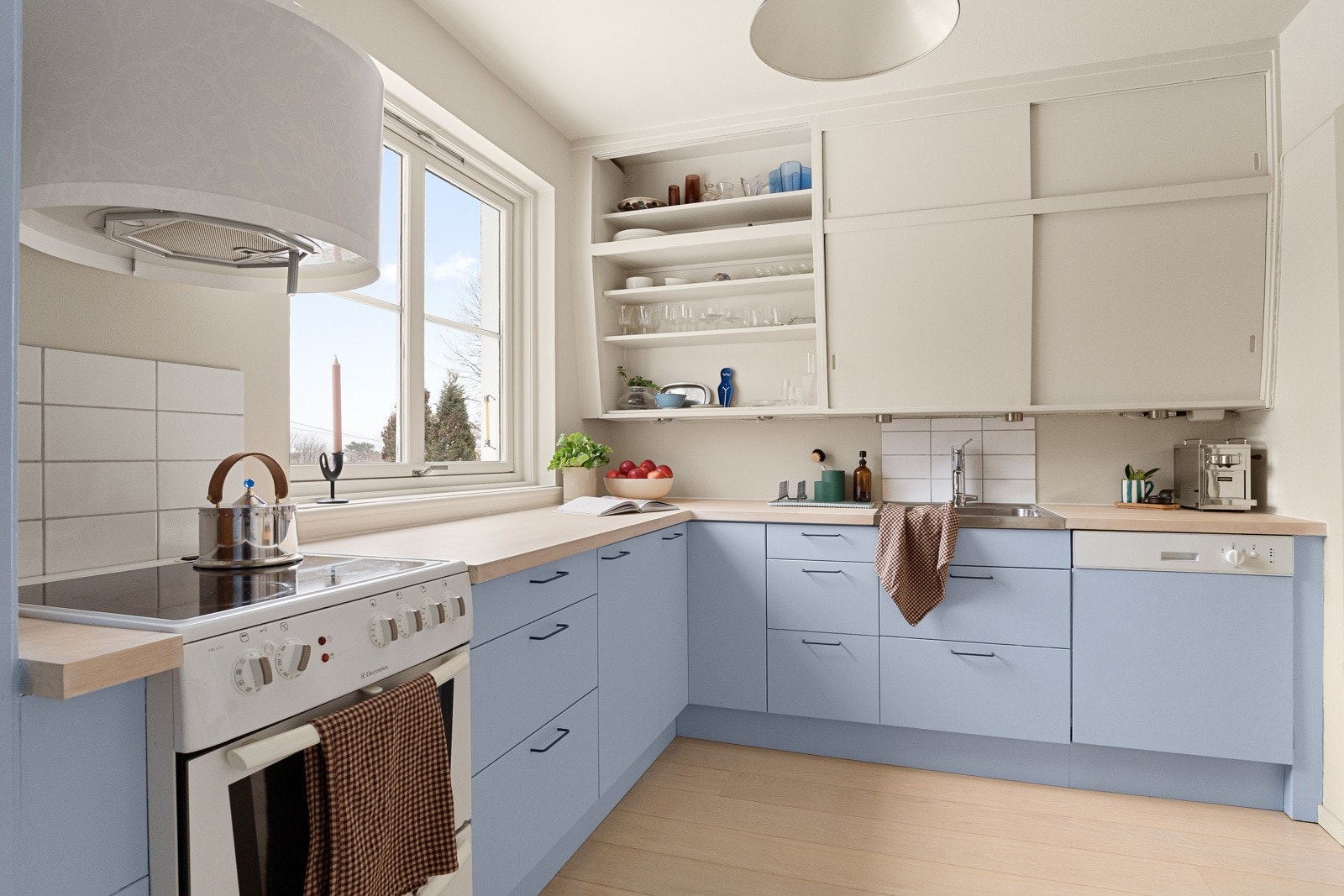 Boligen har et lyst, separat kjøkken som fremstår både funksjonelt og innbydende Galleribilde