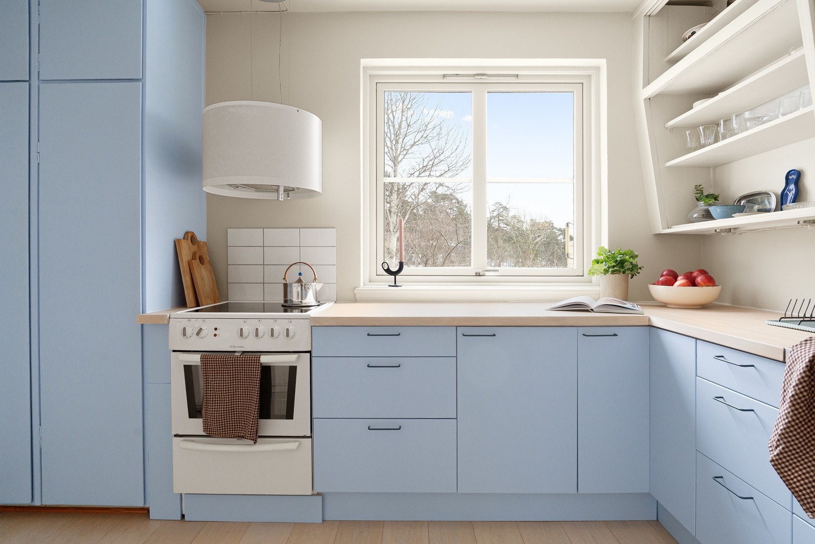 Kjøkkeninnredning med glatte fronter og benkeplate i heltre Galleribilde